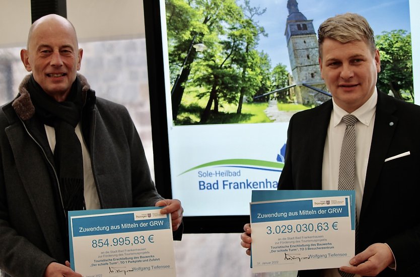 Im Januar 2022 übergab Minister Tiefensee (Foto links) einen Fördermittelbescheid an die Stadt Bad Frankenhausen für die touristische Erschließung des Schiefen Turms an den Bürgermeister der Stadt Bad Frankenhausen, Matthias Strejc (Foto rechts) (Foto: Eva Maria Wiegand)