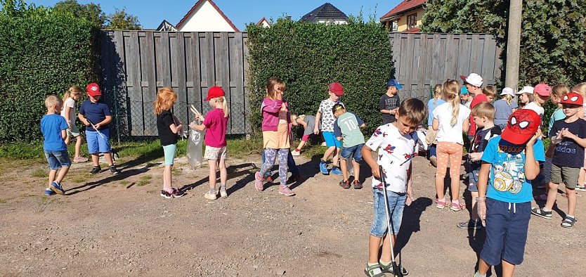 Junge Müllsammler in Nohra unterwegs (Foto: A. Wattrodt)