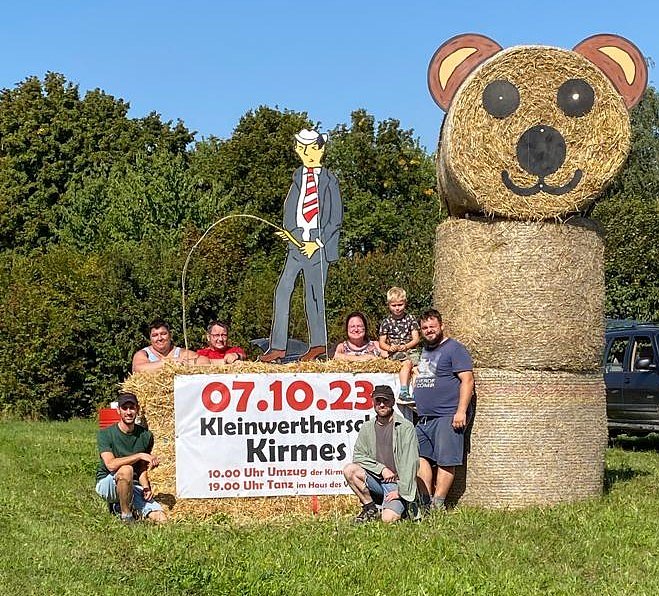 Die Bären künden schon von der Kleinwerther'schen Kirmes im Oktober (Foto: Kirmesburschen Kleinwerther)