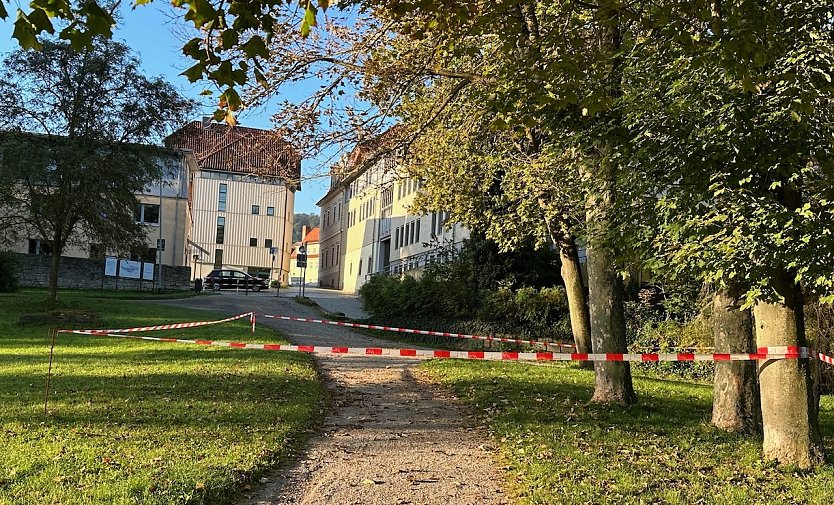 Absperrungen im Schlosspark Sondershausen wegen brüchigen Bäumen (Foto: Manuel Mucha)