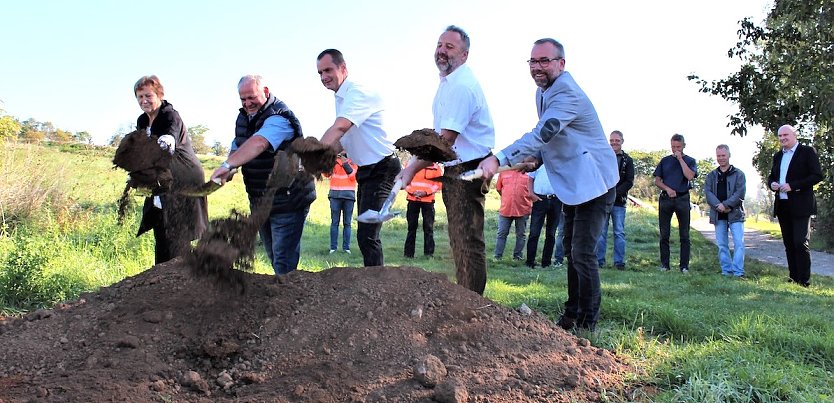 Beim Spatenstich in Bendeleben (vlnr): Prof. Ute Büchner (Projektmanagement), Dietmar Koch (Ortsteil-Bürgermeister Steinthaleben), Knut Hoffmann (Bürgermeister Gemeinde Bendeleben), Mario Merten (Ortsteil-Bürgermeister Rottleben), Rene Pfeifer (Ortsteil-Bürgermeister Bendeleben) (Foto: Julia Hornickel)