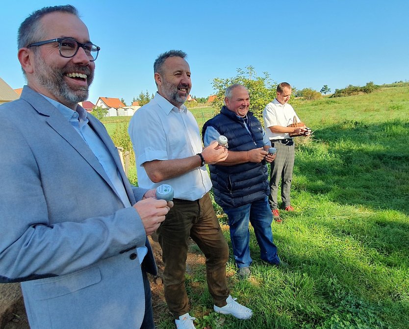 Der Baubeginn wird mit Kyffhäuserland-Radweg-Klingel eingeläutet. Es klingeln (vlnr): Rene Pfeifer (Ortsteil-Bürgermeister Bendeleben), Merten (Ortsteil-Bürgermeister Rottleben), Dietmar Koch (Ortsteilbürgermeister Steinthaleben), Knut Hoffmann BM Kyffhäuser (Foto: Julia Hornickel)