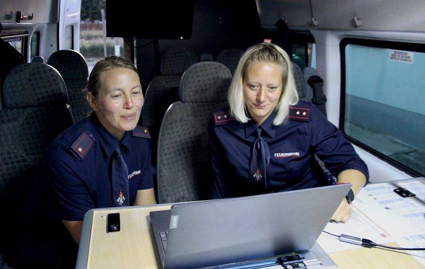 v.l.Julia Noffke-Engel (Feuerwehrchefin im Kyffhäuserland) mit ihrer Kollegin (Foto: Eva Maria Wiegand)