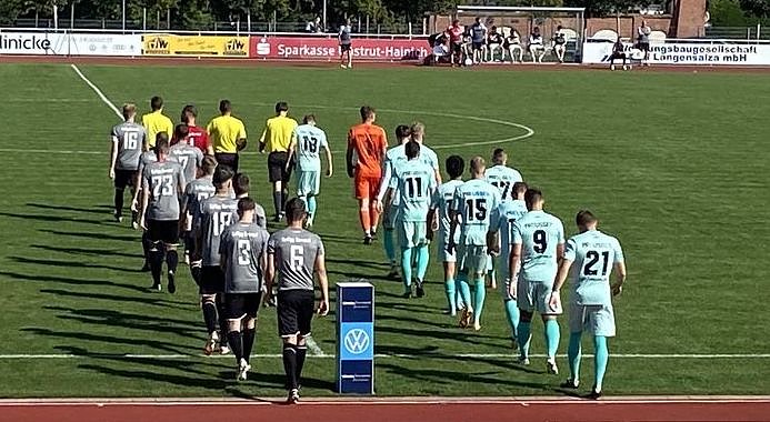 Einmarsch der Gladiatoren: Acht Minuten später hatte Martin Fiß das Spiel schon entschieden (Foto: FSV Preußen)