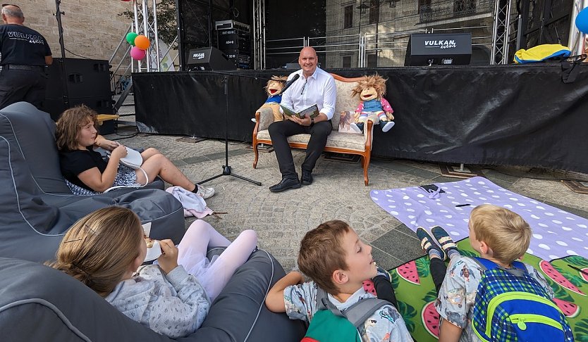 Bürgermeister Steffen Grimm begeisterte die Kinder beim Kinder-und Jugendfestival mit Kindergeschichten (Foto: Janine Skara)