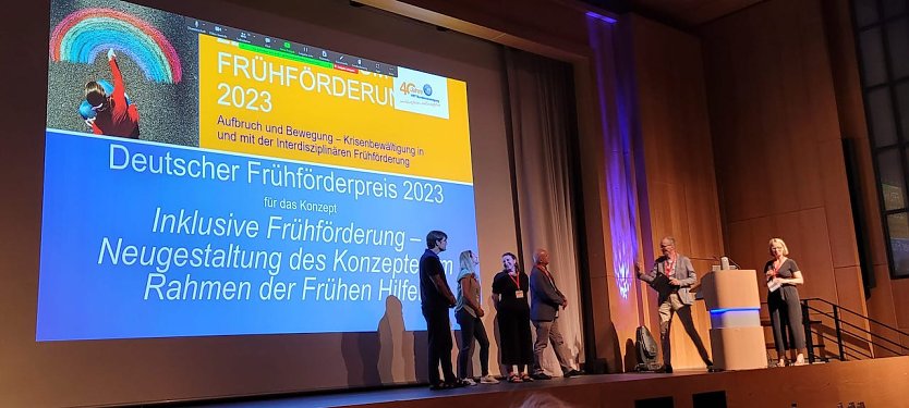 Prof. Dr. Armin Sohns (4. Person von links) und das Team des Kompetenzzentrums Frühe Kindheit der Hochschule Nordhausen feiern den Gewinn des Deutschen Frühförderpreises 2023 für ihr innovatives Konzept 'Inklusive Frühförderung' (Foto: Denise Schulz)