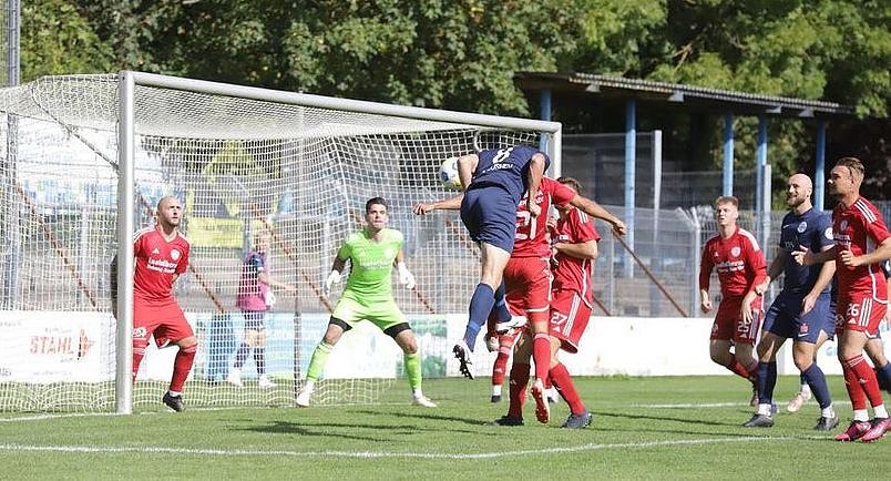 Dimitar Milushev köpft kraftvoll auf das Schweinaer Tor  (Foto: FSV Wacker)