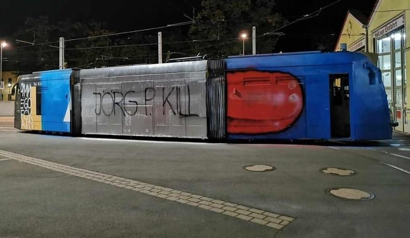 Mordaufruf an Straßenbahn geschmiert (Foto: privat)