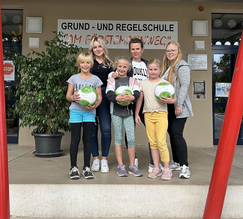 Ballübergabe an die Regelschule Am Förstemannpark (Foto: WBG Südharz)