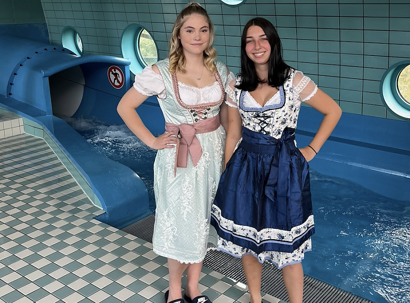 Eva und Amelie haben sich schon in Schale geworfen (Foto: Badehaus)