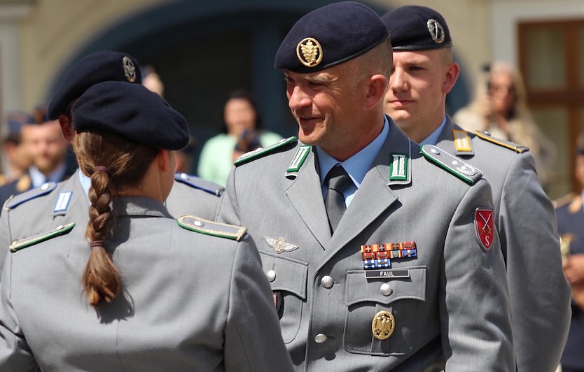 Oberstleutnant Daniel Faul bei der Rekrutenvereidigung auf dem Sondershäuser Marktplatz am 25. Mai 2022 (Foto: Eva Maria Wiegand)