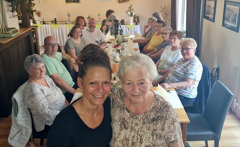 Sarina Wolf (vorn links mit Helga Rathnau) hatte am frühen Abend die Helferinnen und Helfer der Nordhäuser Tafel zu einem Abendessen eingeladen. (Foto: nnz)
