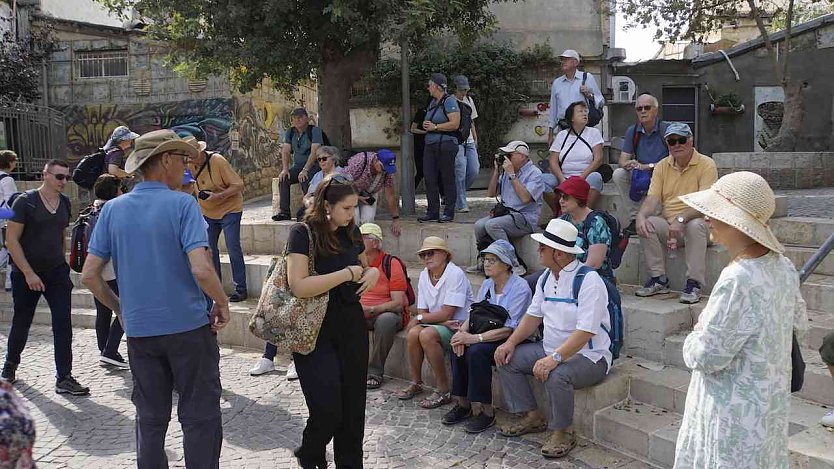Nachdenkliche Gesichter unter den Touristen an der Grabeskirche Jesu in Jerusalem (Foto: Haule Meinhold)