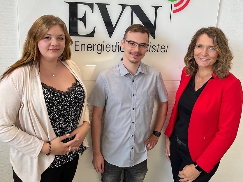Jana Zöller begrüßt Leonie Josephine Kewel (links) und Patrick Krause (Mitte) bei der EVN. (Foto: EVN)