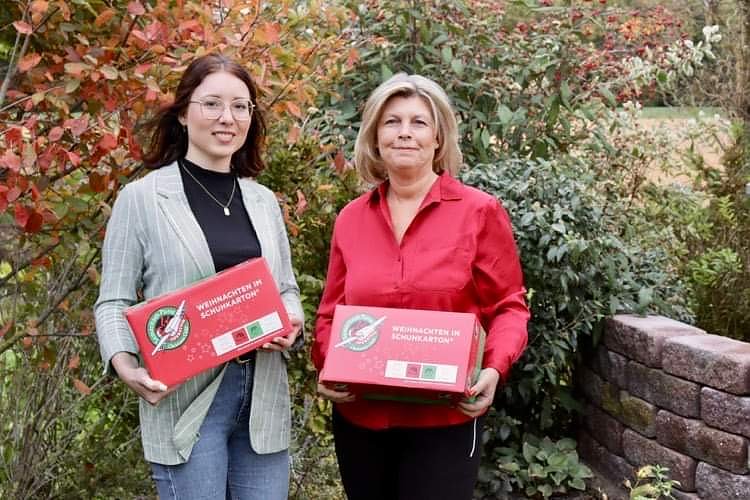 Selina Degenhardt und Cordula Eger mit den weihnachtlichen Schuhkartons  (Foto: C.Eger)