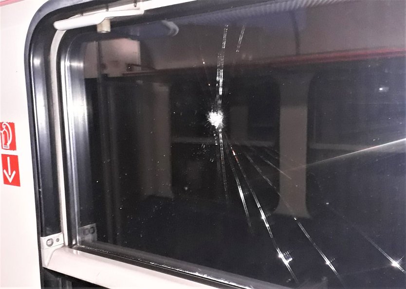 Beschädigtes Fenster am HSB-Waggon (Foto: Landespolizeiinspektion)