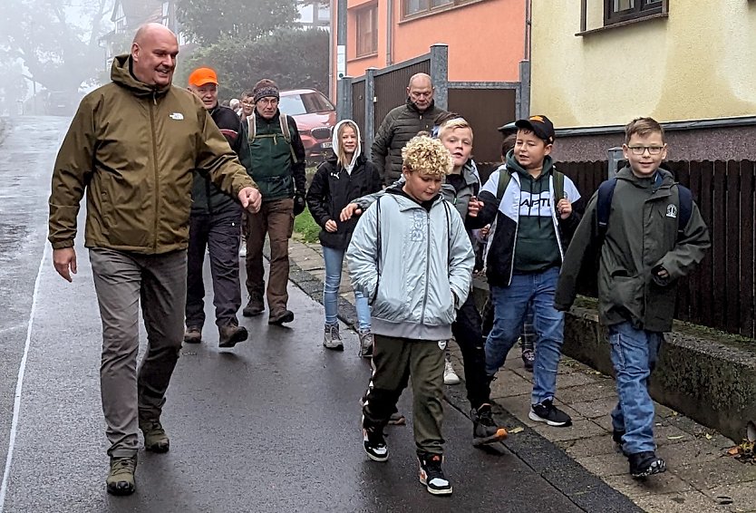 Bürgermeister von Sondershausen, Steffen Grimm, eröffnete mit Schulkindern den Frauenberg-Trail  (Foto: Janine Skara)