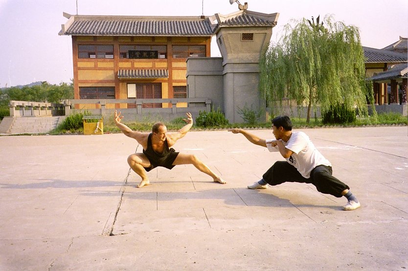 v. l.: Joachim Retzek (Adler-Stil); Shaolin-Kämpfer (Schlangen-Stil) in der VR China (Foto: Joachim Retzek)