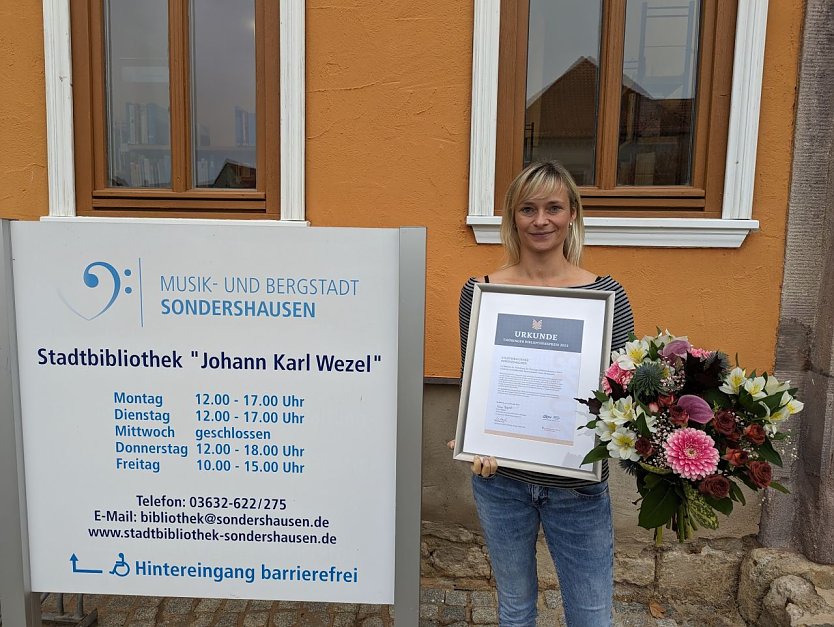 Bibliotheksleiterin Janett Noack freut sich über den Förderpreis für die Stadtbibliothek Sondershausen (Foto: Stadt Sondershausen)