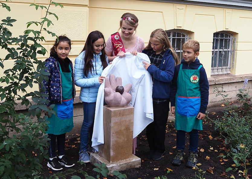 Die Rosenkönigin enthüllt mit den Kindern die neue Skulptur in ihrem Rosengarten (Foto: Anni-Berger-Stiftung)
