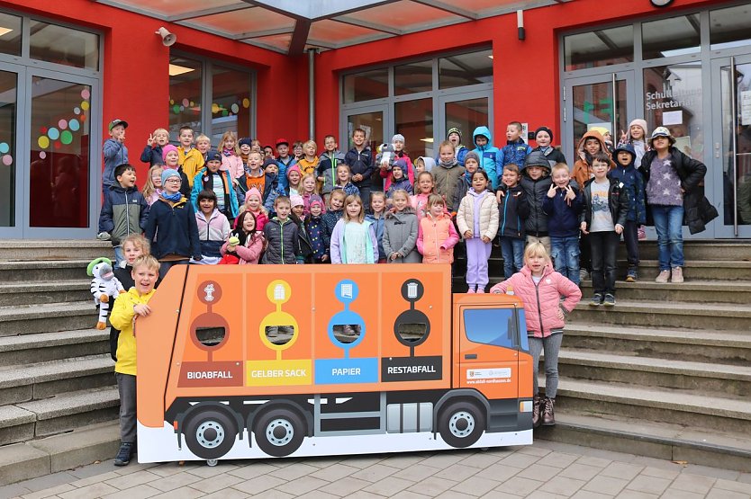 So wird die Mülltrennung ganz einfach - die Grundschule Albert Kuntz freut sich über ihre neue Trennstation (Foto: Pressestelle Landratsamt)