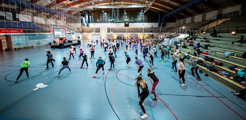 Gut 150n Frauen kamen zum ihrem Sporttag in die Wiedigsburghalle (Foto: C.Keil)