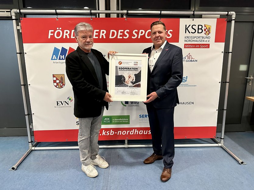 Gert Strömer und Mark Weinrich unterzeichneten die Kooperation zwischen KSB und KHS (Foto: Kreissportbund Nordhausen)