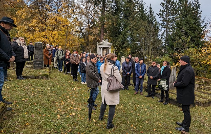 Bürgermeister Steffen Grimm (rechts) dankte allen Anwesenden für ihr Erscheinen bei der diesjährigen Gedenkfeier zur Reichspogromnacht in Sondershausen. (Foto: Janine Skara)
