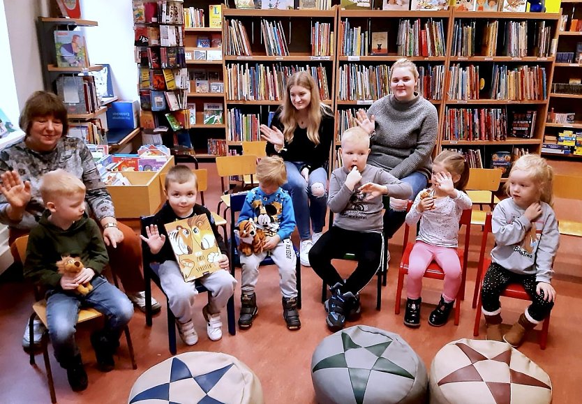 Die Steppkes des Worbiser Mischka-Kindergartens hatten viel Spaß in der Bibliothek. (Foto: Elke Räuber)