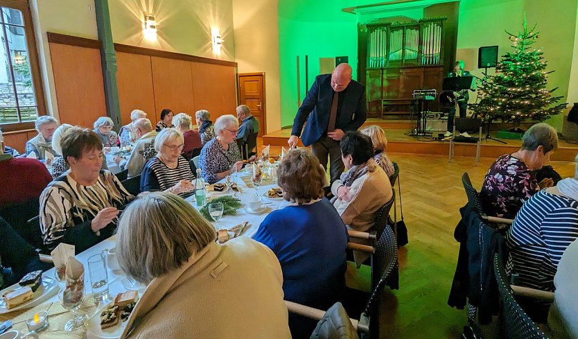 Bürgermeister Steffen Grimm half mit beim Bewirten der Seniorinnen und Senioren im Carl-Schroeder-Saal. (Foto: Janine Skara)