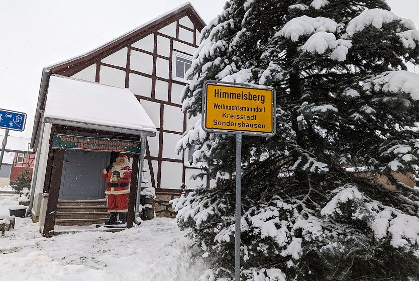 Rechtzeitig für den Tag der offenen Tür im Weihnachtsmannbüro schneite es gestern kräftig in Himmelsberg (Foto: Janine Skara)