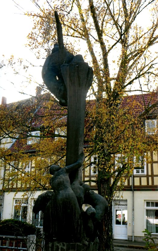 Brunnenfigur in Bronze - der Märchenbrunnen am Blasiikirchplatz (Foto: Heidelore Kneffel)