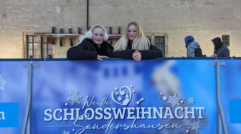 Sophie und Amelie freuten sich, beim „Glühweinzauber“ auf der Eisbahn im Schlosshof Schlittschuh zu fahren (Foto: Janine Skara)