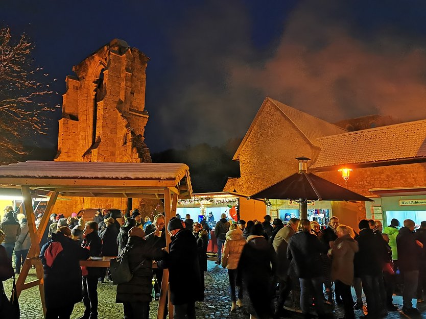 Walkenrieder Weihnachtsmarkt vor dem Kloster (Foto: Kloster Walkenried)