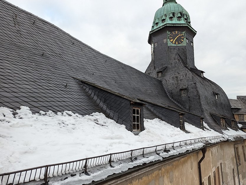 3. Entlang des Nordflügels hatte sich eine dicke Eisschicht gebildet, die ein Sicherheitsrisiko für alle Besucher des Schlosshofes darstell (Foto: Janine Skara)