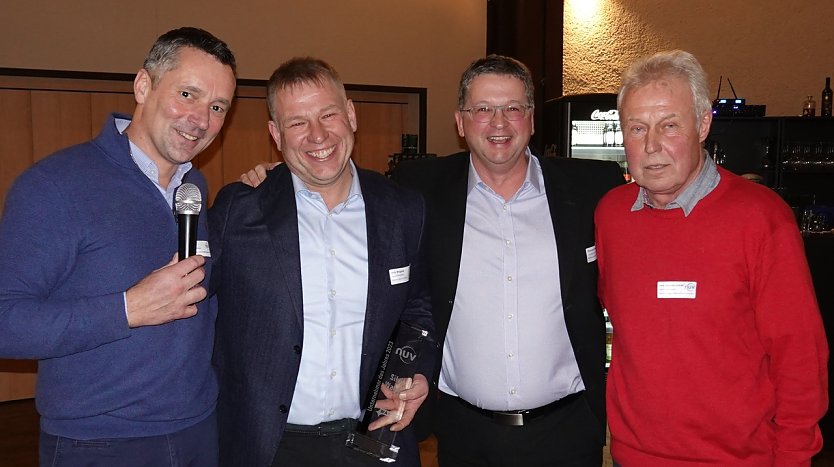 Von links: Niels Neu (NUV-Chef), Silvio Wagner, Thomas Seeber (NUV-Vorstand) und Hans-Joachim Junker (Ehrenvorsitzender des NUV) (Foto: nnz)