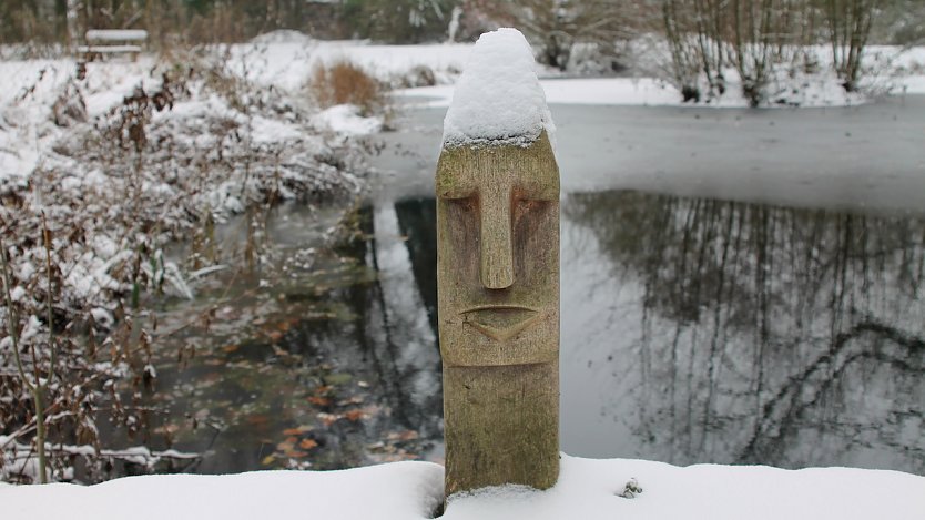 Verschneite Kunst am Teich (Foto: Manuela Heller )