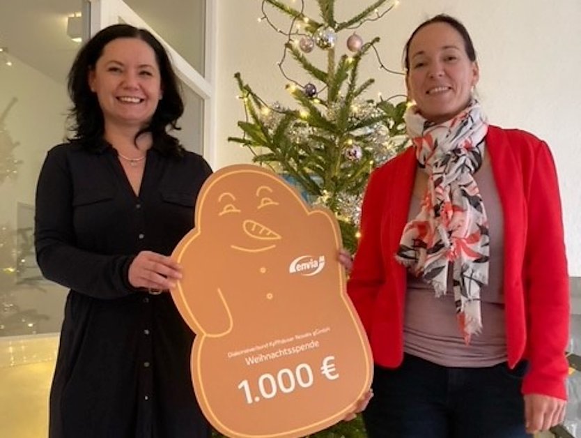 Eintausend Euro Weihnachtsspende von enviaM für die Wohngruppe in Bad  Frankenhausen  (Foto: Karina Krausholz)