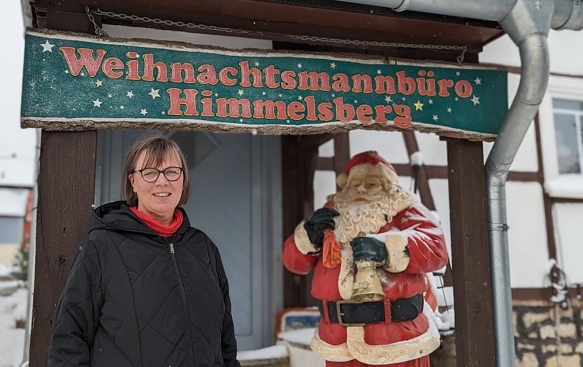 Himmlische Unterstützung für leuchtende Kinderaugen. Manueala Ferges leitet ehrenamtlich das Weihnachtsmannbüro in Himmelsberg (Foto: Janine Skara)