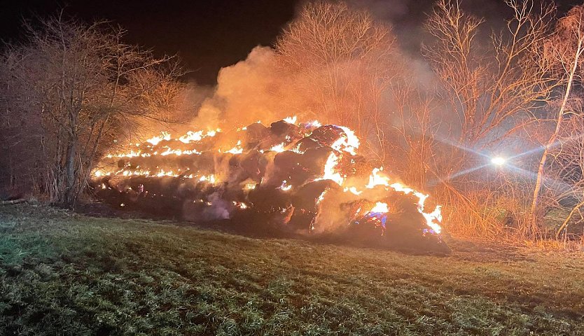 Brennende Strohballen in Klettenberg (Foto: S.Dietzel)