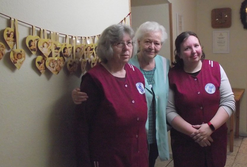 Ein eingespieltes Team: Tafelchefin Helga Rathnau (Mitte) mit ihren treuen Mitarbeiterinnen Lione Traumann und Ruth Schmeltzer. (Foto: Kurt Frank)