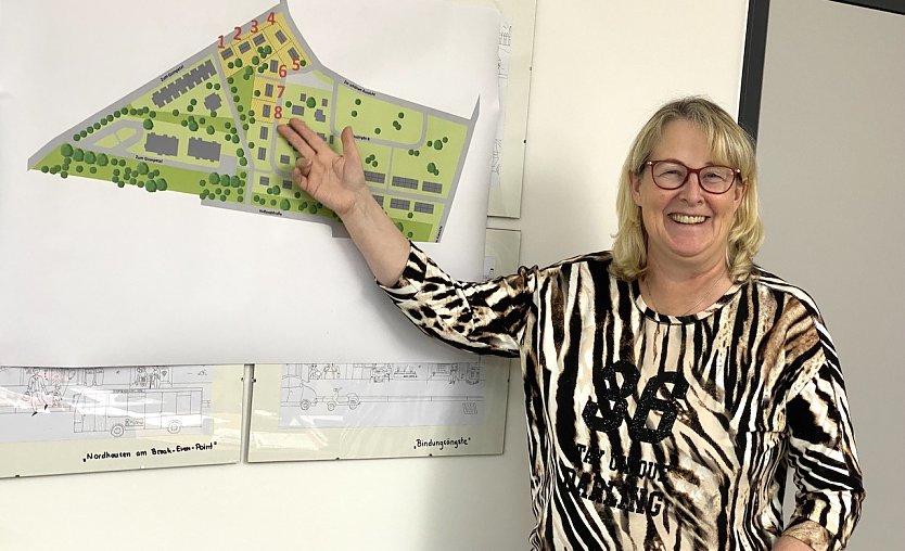 Die SWG-Geschäftsführerin Inge Klaan vor der Karte mit den zu veräußernden Grundstücken im Gumpetal (Foto: oas)