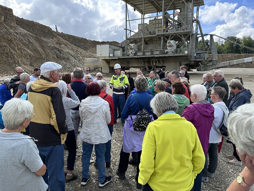 70 Teilnehmer ließen sich die WanderBus-Tour rund um das Zementwerk Deuna inklusive Führung nicht entgehen. Auch 2024 werden wieder spannende Ausflugsziele dabei sein (Foto: Sarah Kaufung)