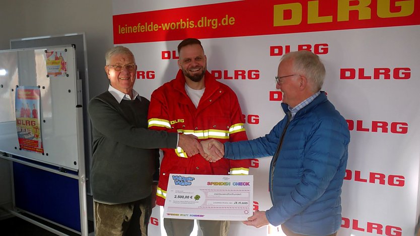 Unterstützung für die DLRG (Foto: Joachim Grünberg)