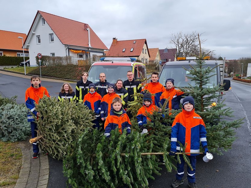 Weihnachtsbaumaktion der Jugendfeuerweher (Foto: Feuerwehr Heiligenstadt)