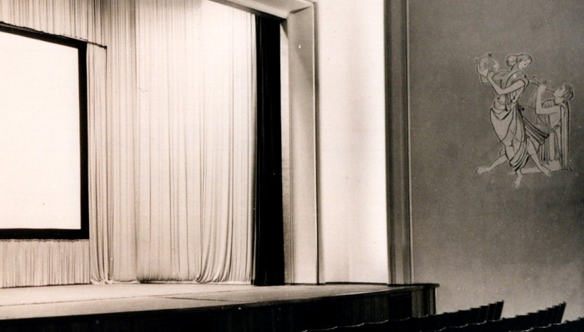 Blick auf die Bühne des Filmtheaters mit dem Gipsschnitt „Musik“ (Foto: Archiv H. Kneffel)