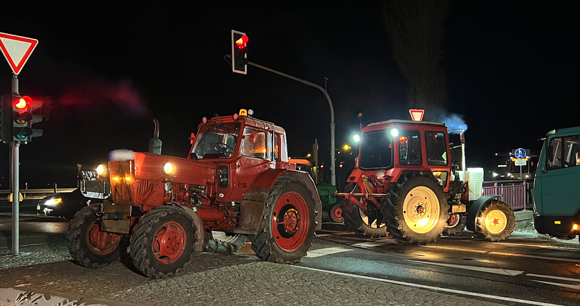 Nichts geht mehr - bei Bleicherode blockieren Bauern die Kreuzung (Foto: S. Dietzel)