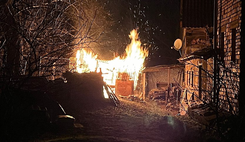Ein schuppen wurde in Heringen niedergebrannt (Foto: Feuerwehr Heringen/Silvio Dietzel)