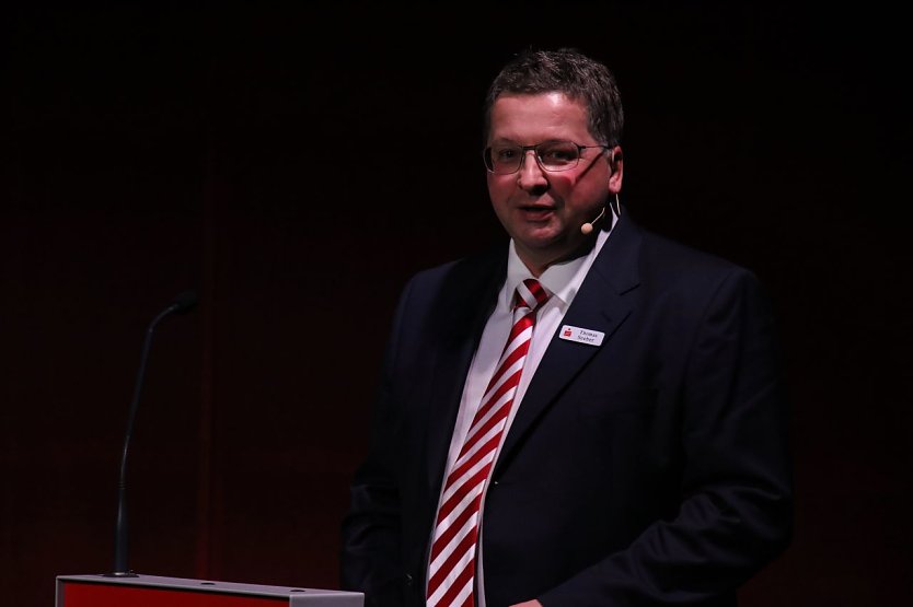 Traditionell laden Landkreis und Kreissparkasse gemeinsam zum Empfang, da sich Landrat Jendricke aber weiterhin im Krankenstand befindet, musste Sparkassenchef Thomas Seeber das Reden alleine übernehmen (Foto: agl)