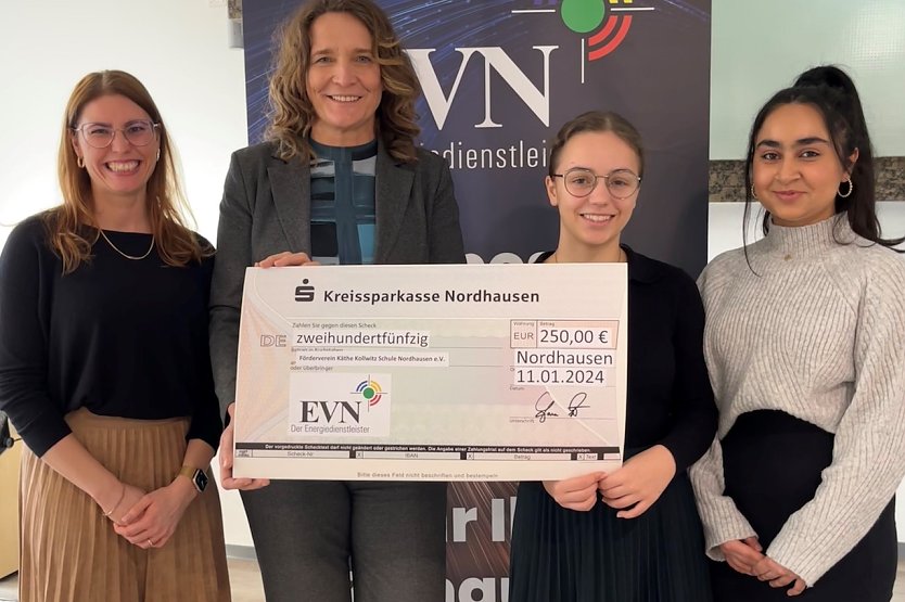 Jana Zöller übergibt einen Spendenscheck in Höhe von 250 Euro an die stellvertretende Schulleiterin der Grund- und Regelschule Käthe Kollwitz, Stephanie Römer (links), und die beiden Schülersprecherinnen Emilia Kiel und Mursal Masoud. (Foto: EVN)